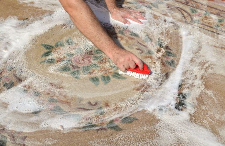 Blanqueo de manchas de alfombras y tapetes