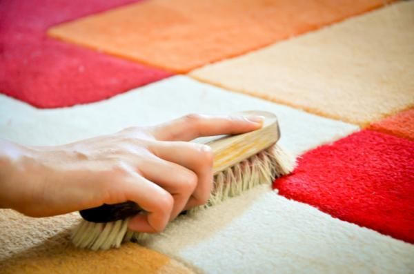 Consejos para limpiar alfombras verdes con bricolaje