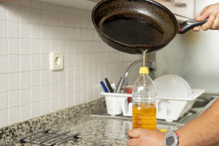 Cómo desechar el aceite de cocina y la grasa