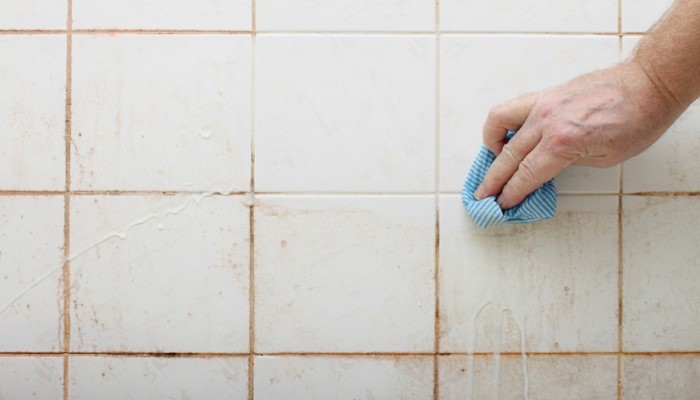 como limpiar los azulejos de la ducha y quitar la suciedad 1