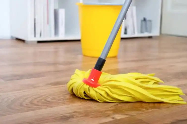 Cómo trapear un piso: ¿hay una forma correcta de hacerlo?